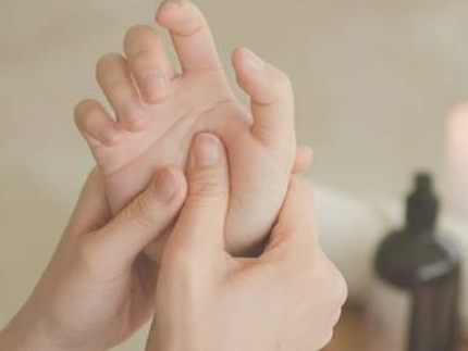手のひらの反射区をほぐすハンドリフレクソロジーの施術
